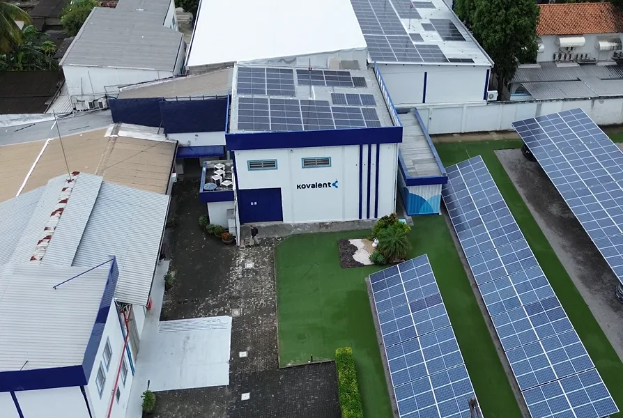 Vista aérea de la planta de fabricación Kovalent, con paneles solares, en São Gonçalo, Brasil