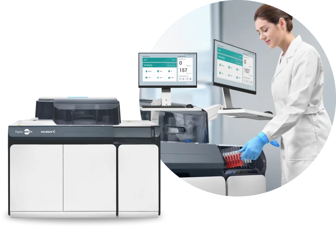 Profesional de laboratorio operando el analizador MyKov 600M